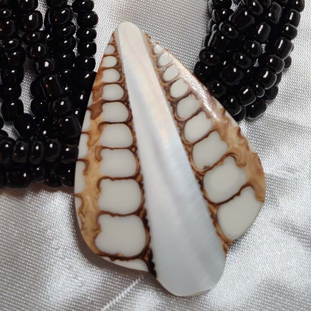 Vintage Multiple Strand Black Bead Bracelet with Mother Of Pearl Medallion - Picture 2 of 3